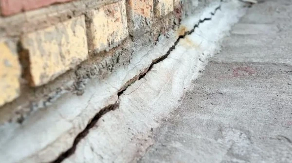 Hogyan ismerjük fel, hogy a ház alapja sürgős javításra szorul?